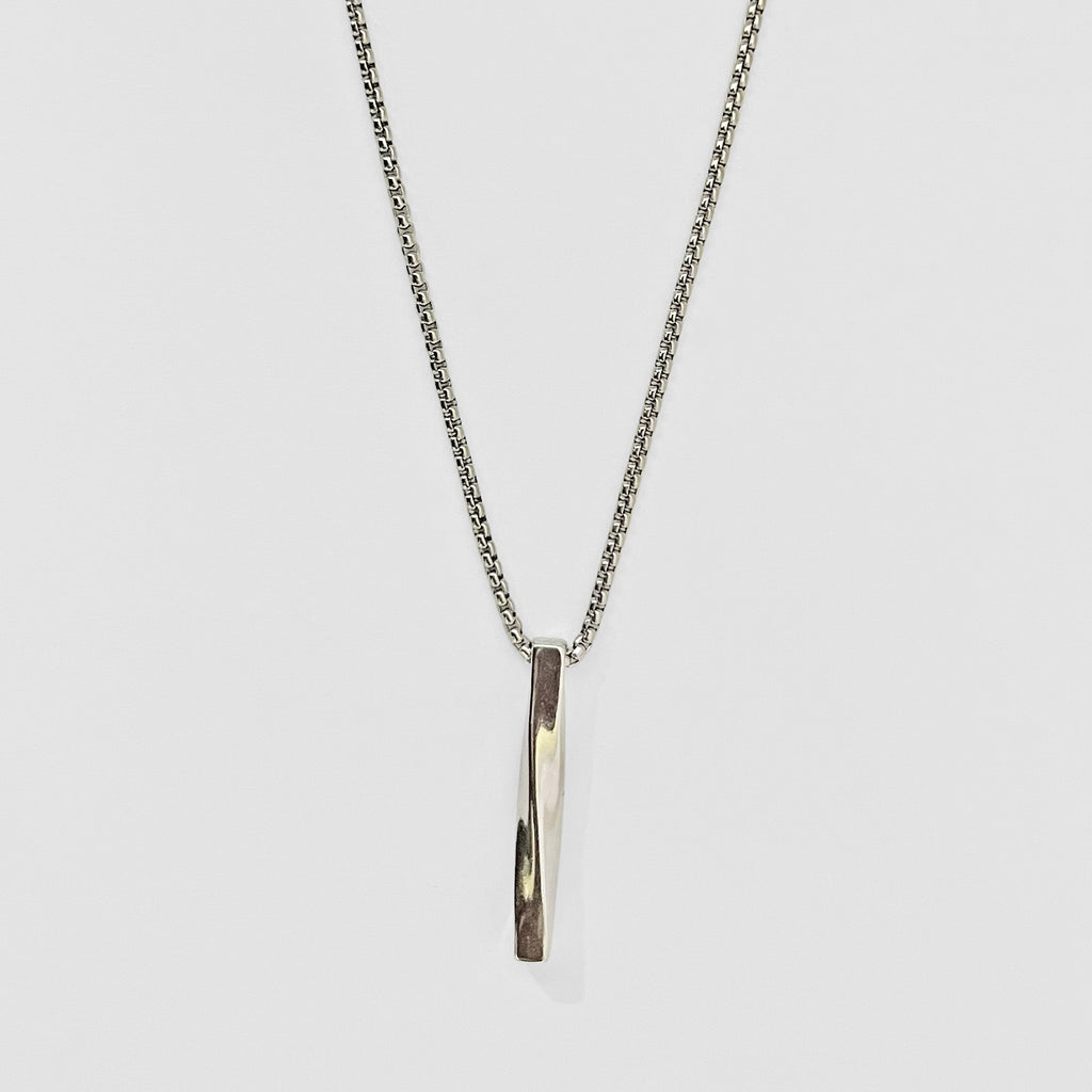 Twisted pillar pendant chain
