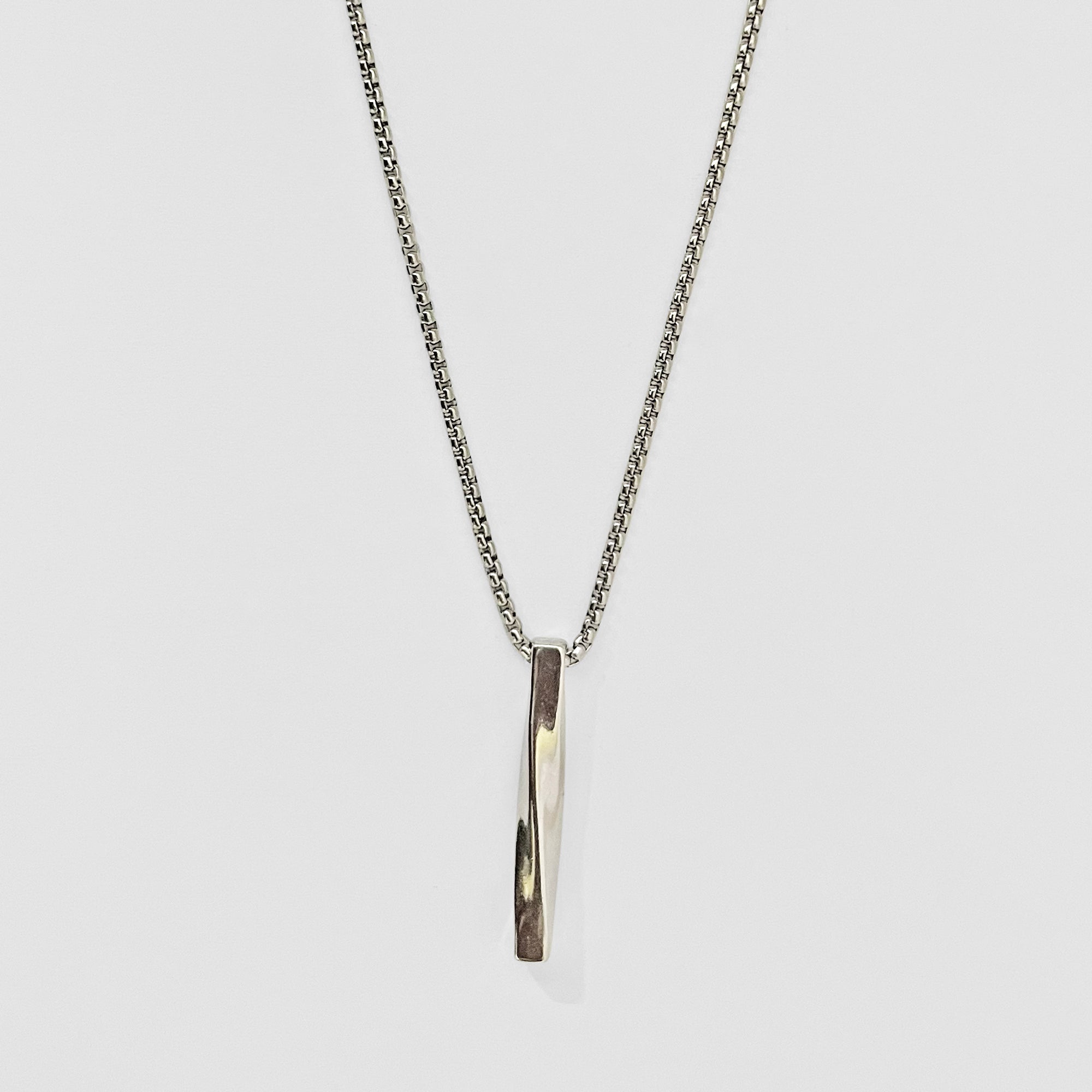 Twisted pillar pendant chain